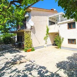 https://apartments-pjescana-uvala-606.in-istria.net